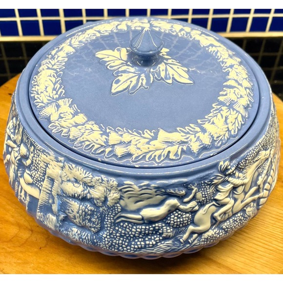 Handmade Ceramic Casserole Serving and Baking Dish with Lid - Picture 2 of 10